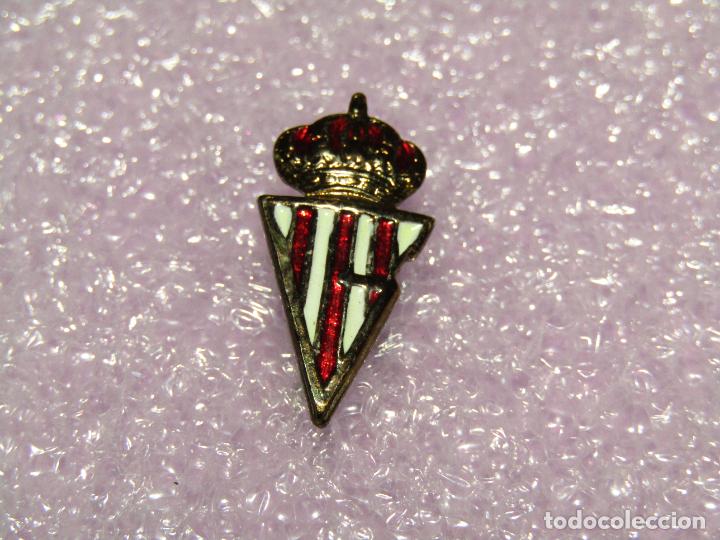 Coleccionismo deportivo: Antigua Insignia de Imperdible en Lat&oacute;n del Equipo de Futbol SPORTING DE GIJ&Oacute;N