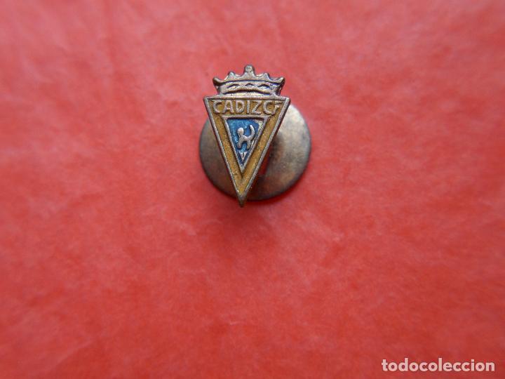 Coleccionismo deportivo: Pin ojal del C&aacute;diz antiguo