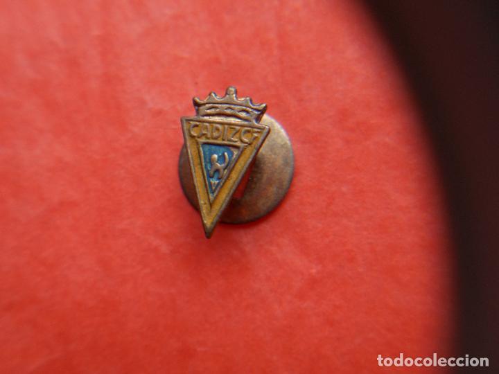 Coleccionismo deportivo: Pin ojal de futbol Cadiz antiguo