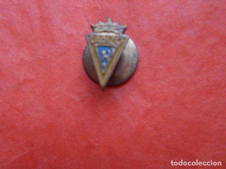 Coleccionismo deportivo: Pin ojal de futbol Cadiz antiguo