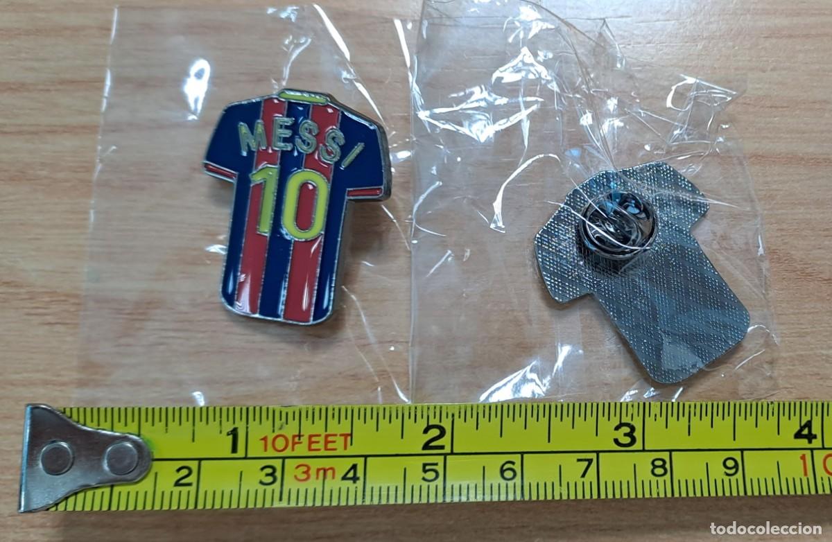 Colecionismo desportivo: PIN GRANDE BADGE FUTBOL BAR&Ccedil;A F.C. BARCELONA CAMISETA LEO MESSI LIONEL 10 TSHIRT T-SHIRT FOOTBALL