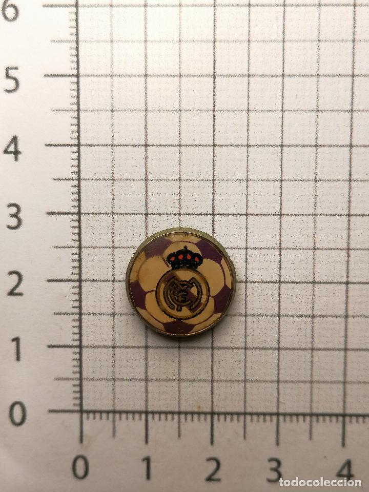 Collectionnisme sportif: PIN REAL MADRID CLUB DE FUTBOL ESCUDO BALON
