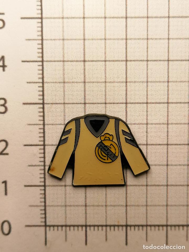 Coleccionismo deportivo: PIN REAL MADRID CLUB DE FUTBOL CAMISETA