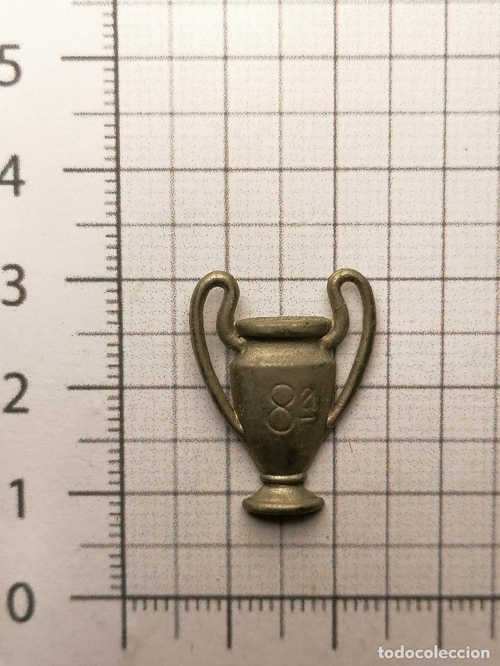 Coleccionismo deportivo: PIN REAL MADRID CLUB DE FUTBOL 8 COPA EUROPA CHAMPIONS