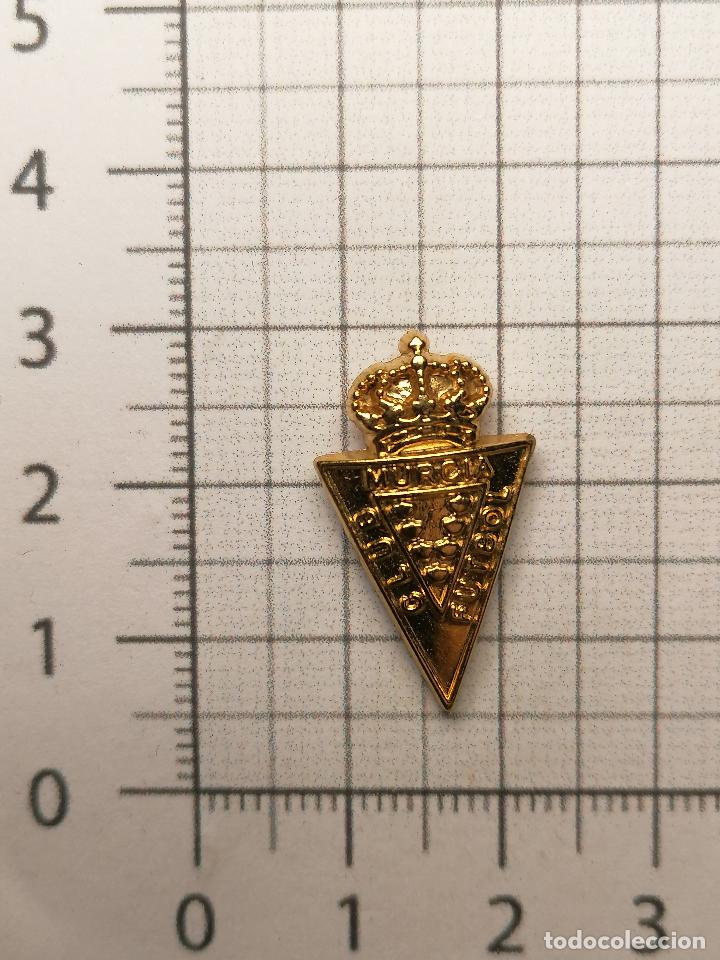 Collectionnisme sportif: PIN FUTBOL ESCUDO REAL MURCIA DORADO