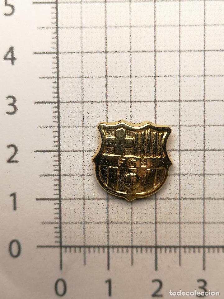 Collectionnisme sportif: PIN FUTBOL ESCUDO BARCELONA FC DORADO