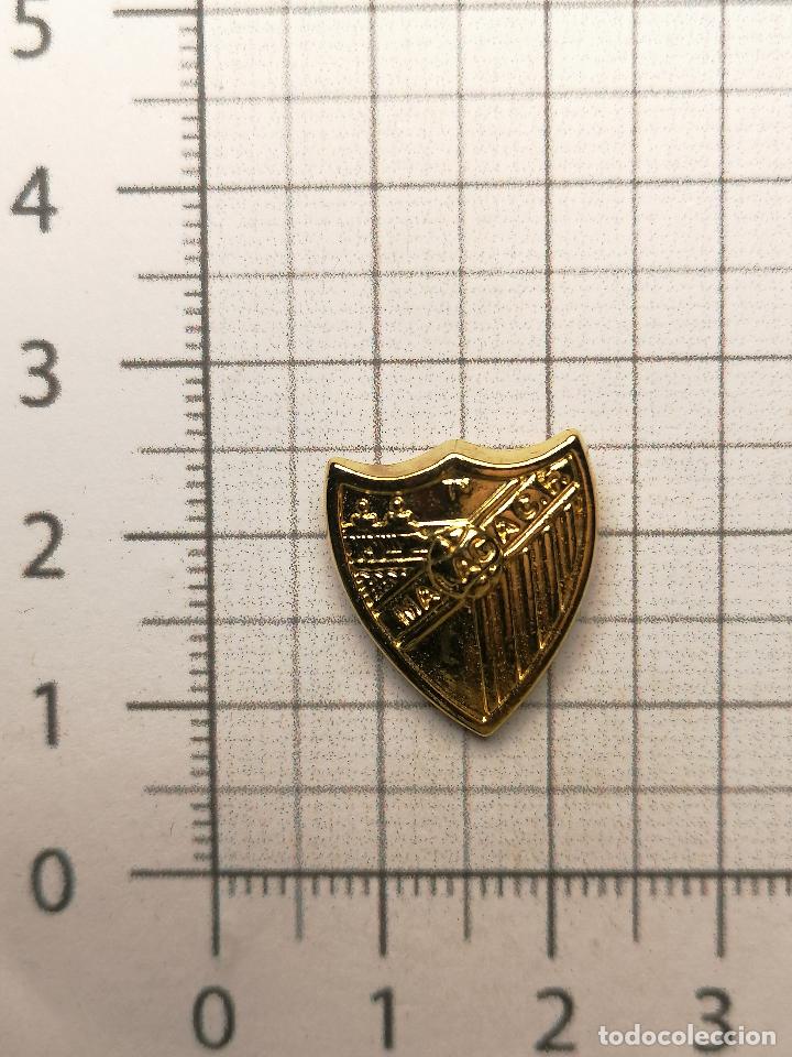 Sammelleidenschaft Sport: PIN FUTBOL ESCUDO MALAGA FC DORADO