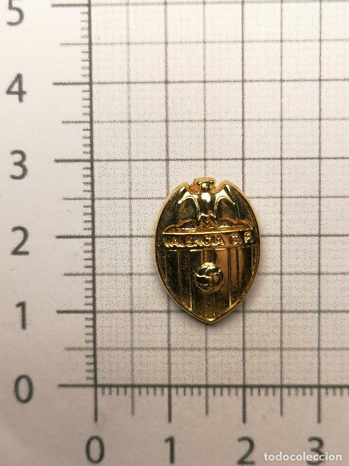 Sammelleidenschaft Sport: PIN FUTBOL ESCUDO VALENCIA FC DORADO