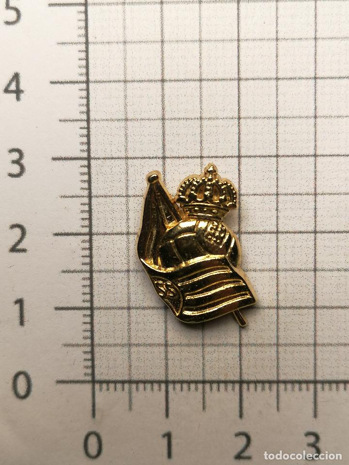 Collectionnisme sportif: PIN FUTBOL ESCUDO REAL SOCIEDAD DORADO