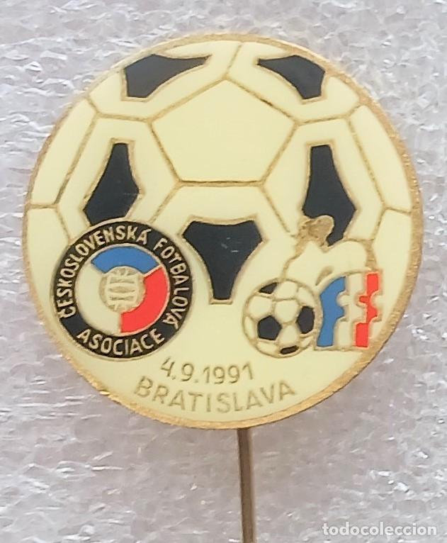 Coleccionismo deportivo: PIN FF CHESCOSLOVAQUIA &ndash; FF FRANCIA FRANCE IN BRATISLAVA 4-9-1991 INSIGNIA METAL BADGE DISTINTIVI SP