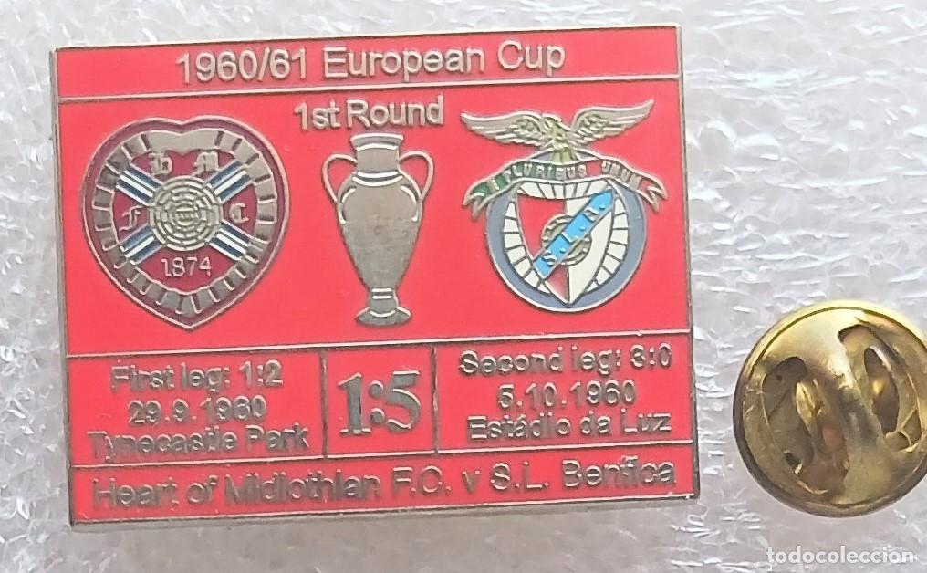 Coleccionismo deportivo: PIN HEARTS OF MIDLOTHIAN FC &ndash; SL BENFICA LISBOA 1960-61 INSIGNIA METAL BADGE DISTINTIVI SPE53
