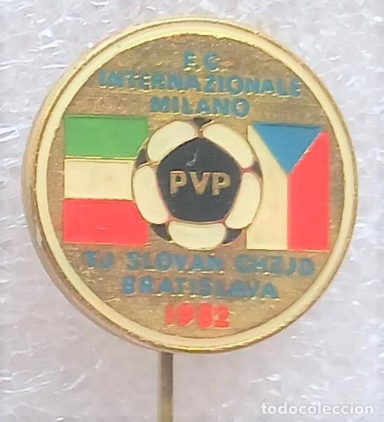 Coleccionismo deportivo: PIN INTERNAZIONALE MILANO INTER MILAN &ndash; SLOVAN BRATISLAVA 1982 INSIGNIA METAL BADGE DISTINTIVI SPE58