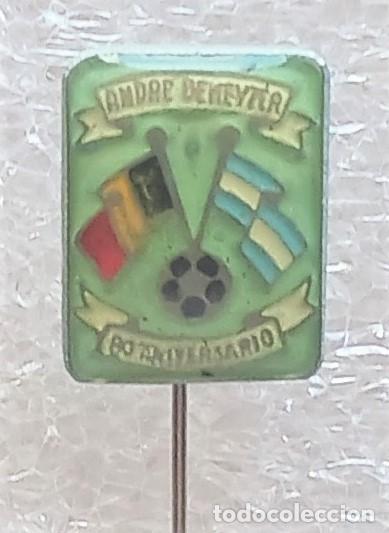 Coleccionismo deportivo: PIN BELGICA &ndash; ARGENTINA ANDRE DE KEYNA 20 ANIVERSARIO FUTBOL INSIGNIA METAL BADGE DISTINTIVI SPE102