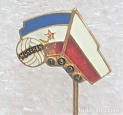 Sports collectibles: PIN YUGOSLAVIA &ndash; POLONIA WORLD CUP 1974 GERMANY INSIGNIA METAL FLAGS BADGE DISTINTIVI SPE108