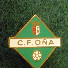 Coleccionismo deportivo: INSIGNIA C.F. OÑA - PARA OJAL EN SOLAPA - CLUB DE FUTBOL - C.F. OÑA - BURGOS