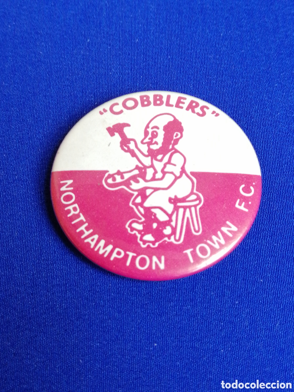 Collectionnisme sportif: NORTHAMPTON TOWN F. C. - CHAPA DE ALFILER