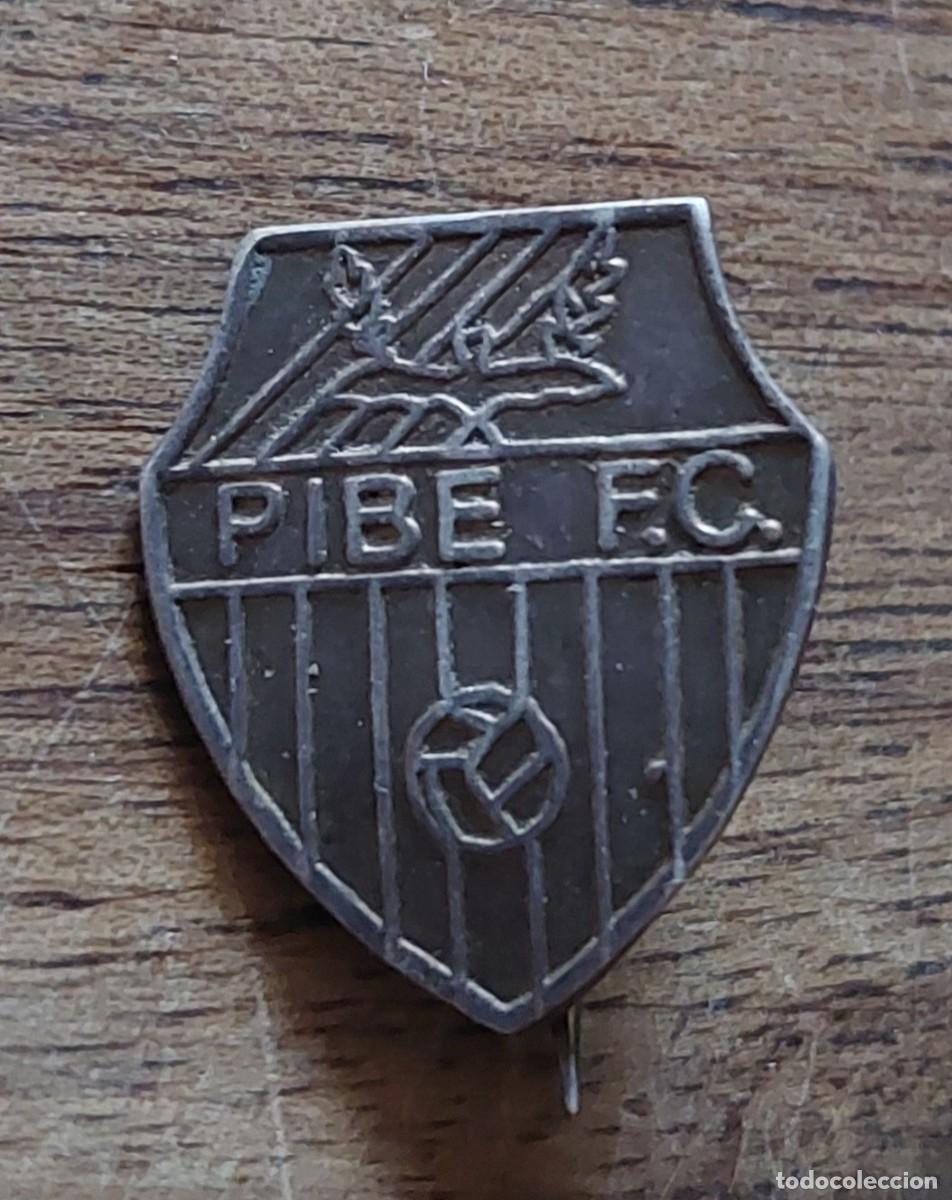 Coleccionismo deportivo: Emblema plata Pibe F&uacute;tbol club