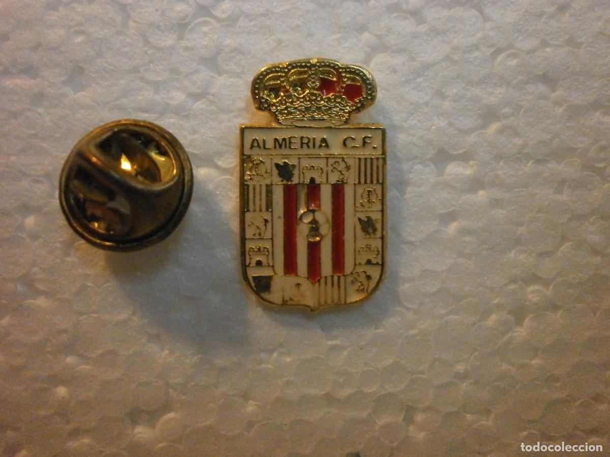 Sports collectibles: pin de pincho equipo de futbol