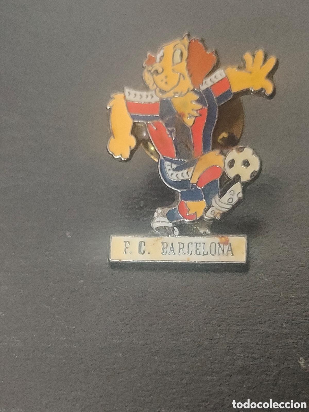 Coleccionismo deportivo: ANTIGUO PIN F.C. BARCELONA GOLI CHUTANDO DIF&Iacute;CIL