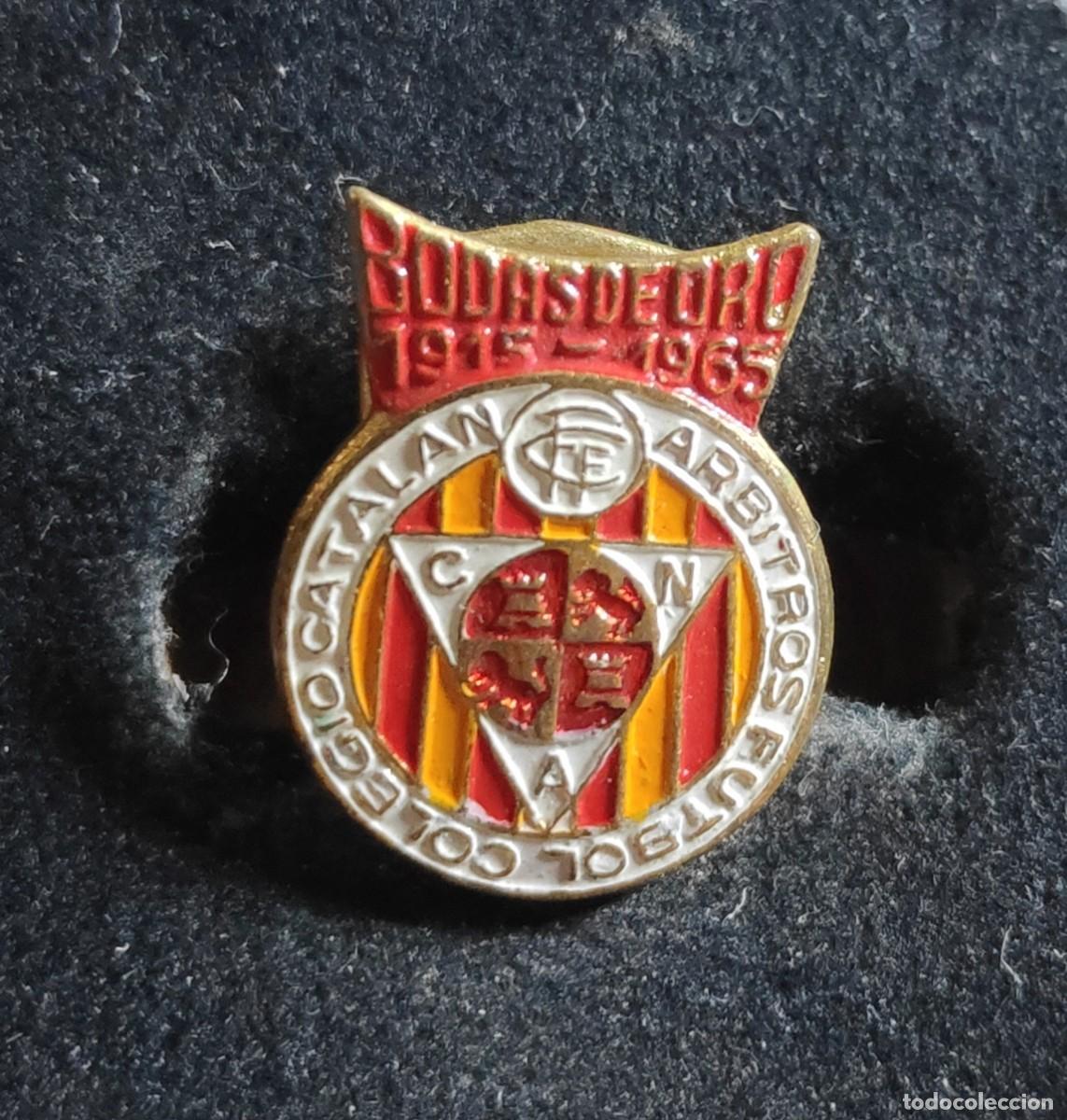 Coleccionismo deportivo: Antigua insignia pin de ojal o solapa &aacute;rbitros futbol colegio catalan bodas de oro 1915-1965