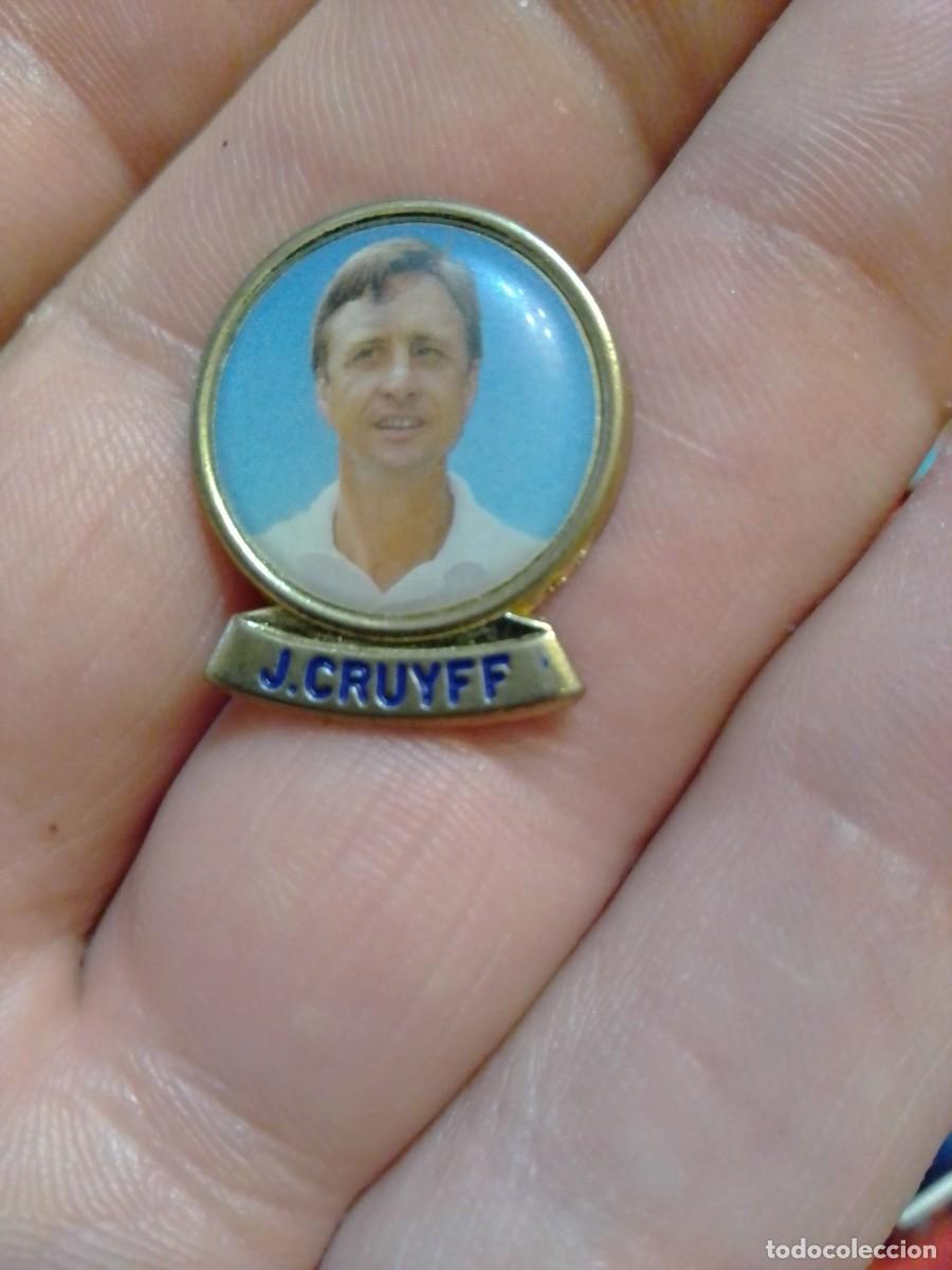 Colecionismo desportivo: PINS F&Uacute;TBOL , FOTO FUTBOLISTA CRUYFF
