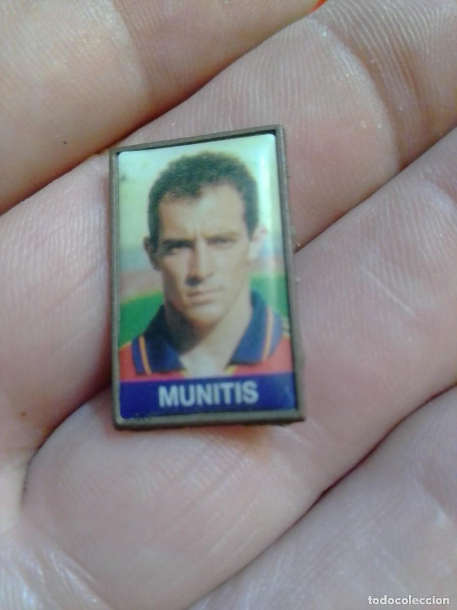 Colecionismo desportivo: PINS F&Uacute;TBOL , FOTO FUTBOLISTA MUNITIS