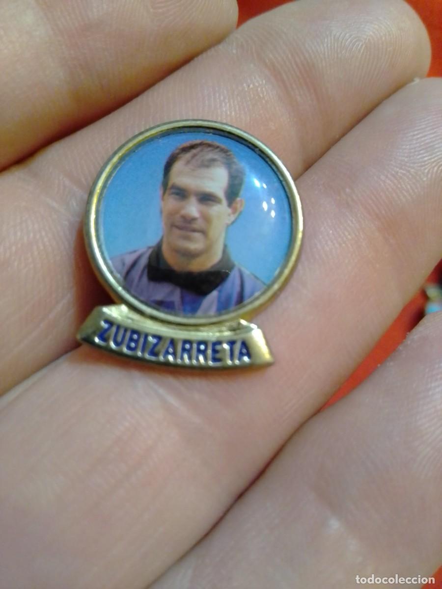 Coleccionismo deportivo: PINS F&Uacute;TBOL , FOTO FUTBOLISTA ZUBIZARRETA