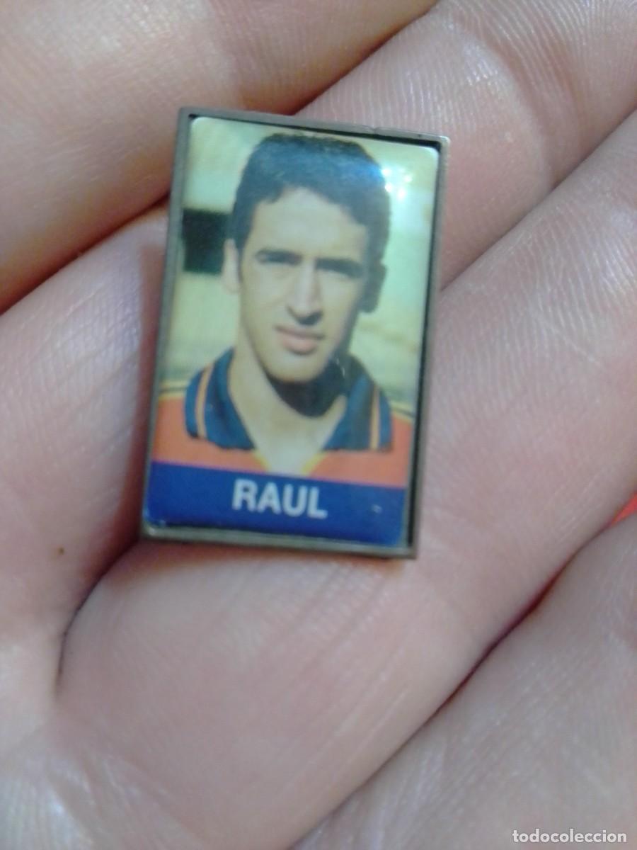 Colecionismo desportivo: PINS F&Uacute;TBOL , FOTO FUTBOLISTA RAUL