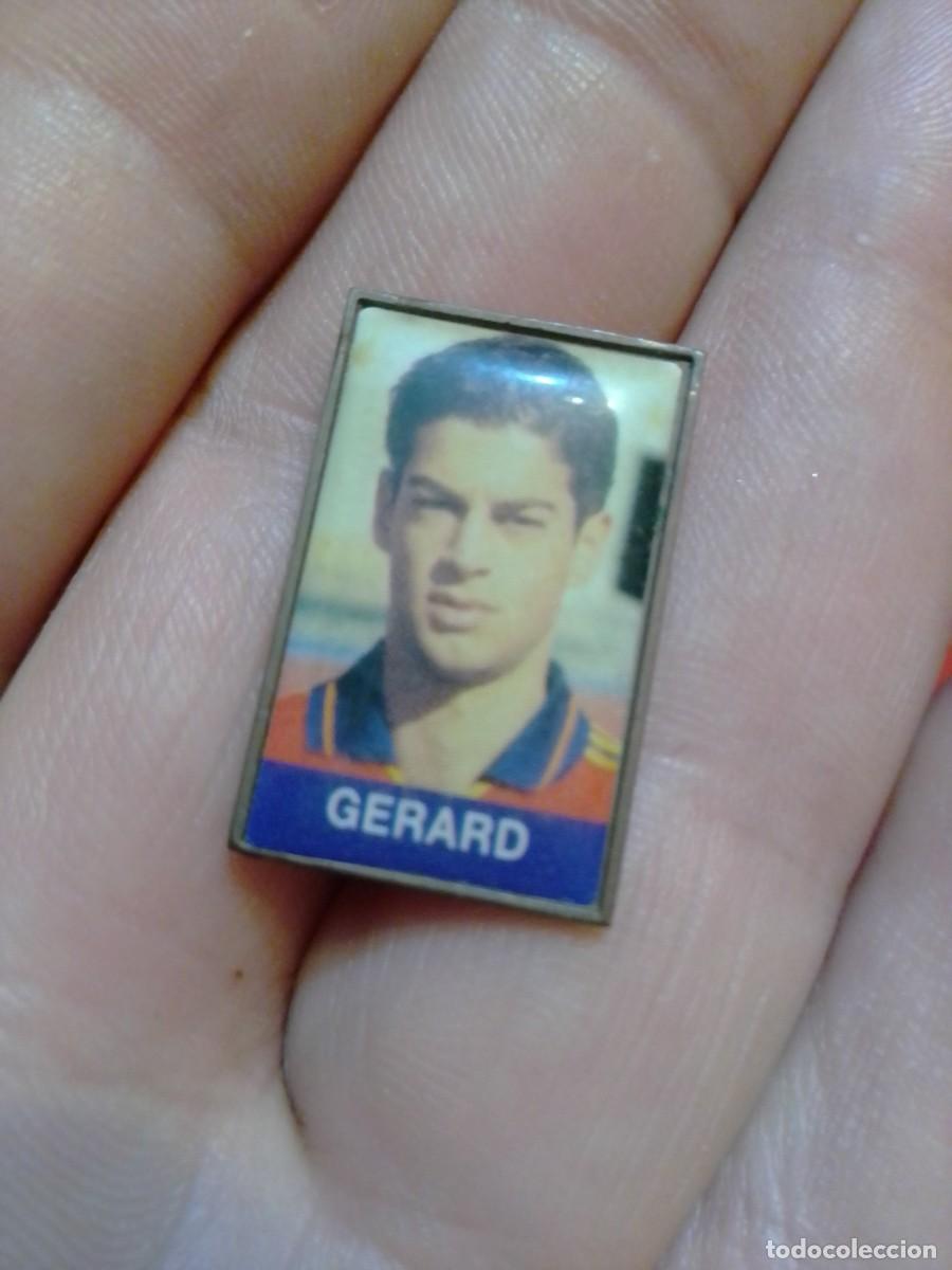 Collezionismo sportivo: PINS F&Uacute;TBOL , FOTO FUTBOLISTA GERARD
