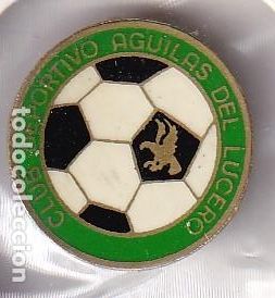 Coleccionismo deportivo: ANTIGUA INSIGNIA IMPERDIBLE CLUB DE FUTBOL AGUILAS DEL LUCERO (FOOTBALL) MADRID