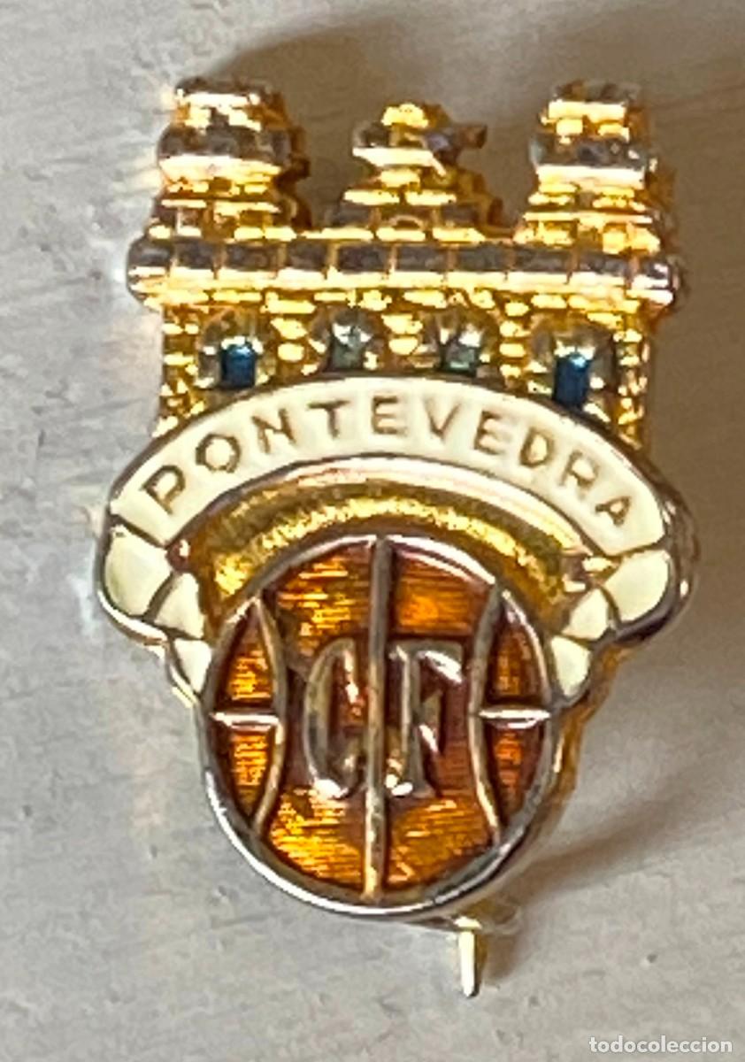 Sammelleidenschaft Sport: Antigua insignia escudo de F&Uacute;TBOL PONTEVEDRA C.F. SISTEMA DE IMPERDIBLE., ver las dos fotos puestas.