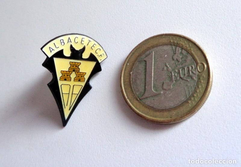 Coleccionismo deportivo: PIN F&Uacute;TBOL ANTIGUO BADGE FOOTBALL VINTAGE. ALBACETE CF. GRAN FORMATO. ESCUDO