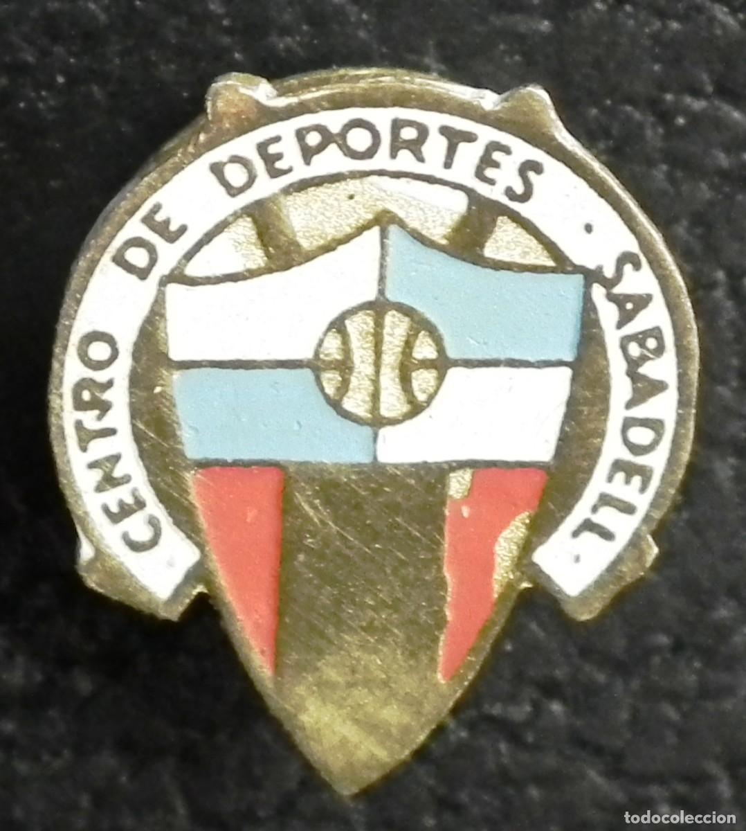 Colecionismo desportivo: PIN DEL CLUB CENTRE D&acute;ESPORTS SABADELL FUTBOL CLUB DEL A&Ntilde;O (1943) CON ERRATA DE COLORES