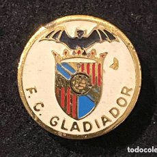 Coleccionismo deportivo: FC GLADIADOR INSIGNIA DE OJAL SOLAPA ANTIGUA FUTBOL CLUB ESCUDO PIN CATALUNYA.