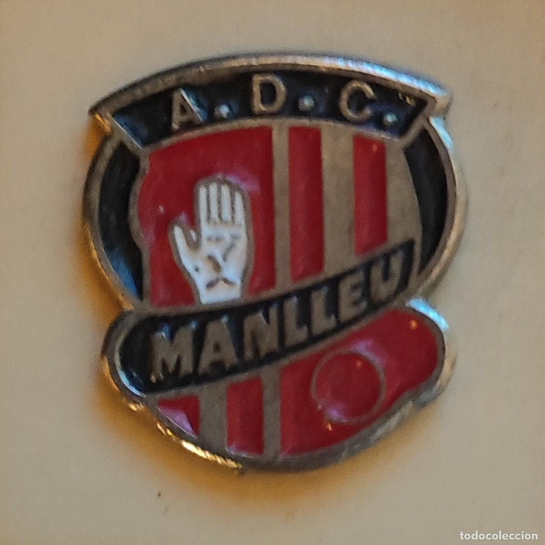 Coleccionismo deportivo: PIN - FUTBOL - A. D. C. MANLLEU - BARCELONA - METAL ESMALTADO - A&Ntilde;OS 90 - EP 4/2