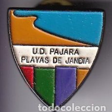 Coleccionismo deportivo: PIN DE FUTBOL DEL CLUB PAJARA (FOOTBALL) CANARIAS