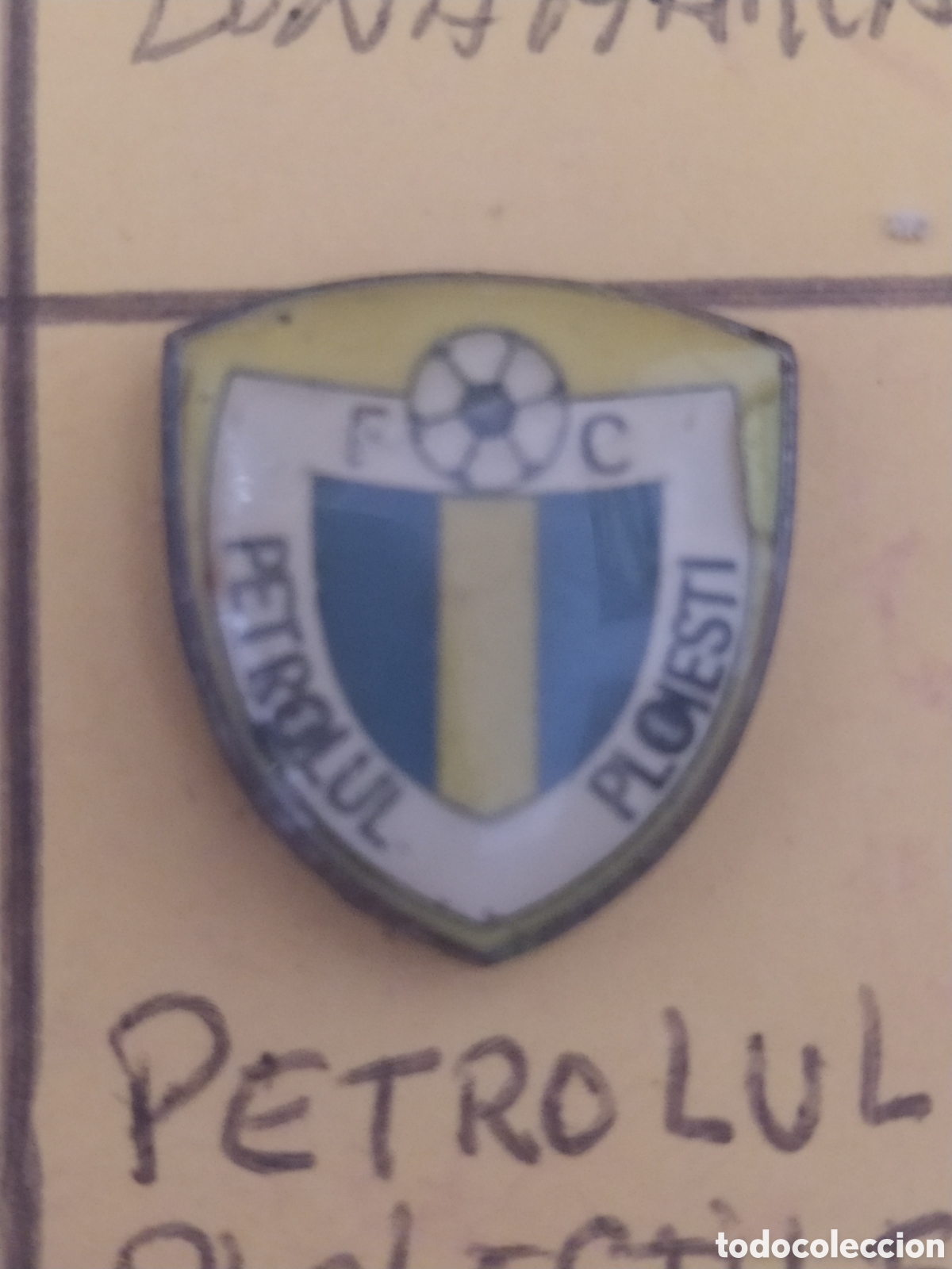 Coleccionismo deportivo: INSIGNIAS DE F&Uacute;TBOL FC PETROLUL PLOLESTIL RUMANIA