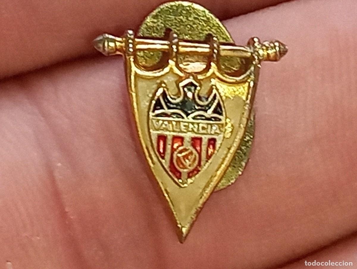 Coleccionismo deportivo: ANTIGUA INSIGNIA DE OJAL PIN DEPORTIVO FUTBOL DEL VALENCIA C.F BANDERIN ESCUDO A&Ntilde;OS 50