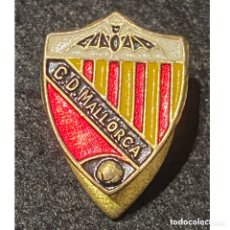 Coleccionismo deportivo: CLUB DEPORTIVO MALLORCA CD INSIGNIA DE SOLAPA OJAL ANTIGUO ESCUDO 1931-1949 FUTBOL PIN.