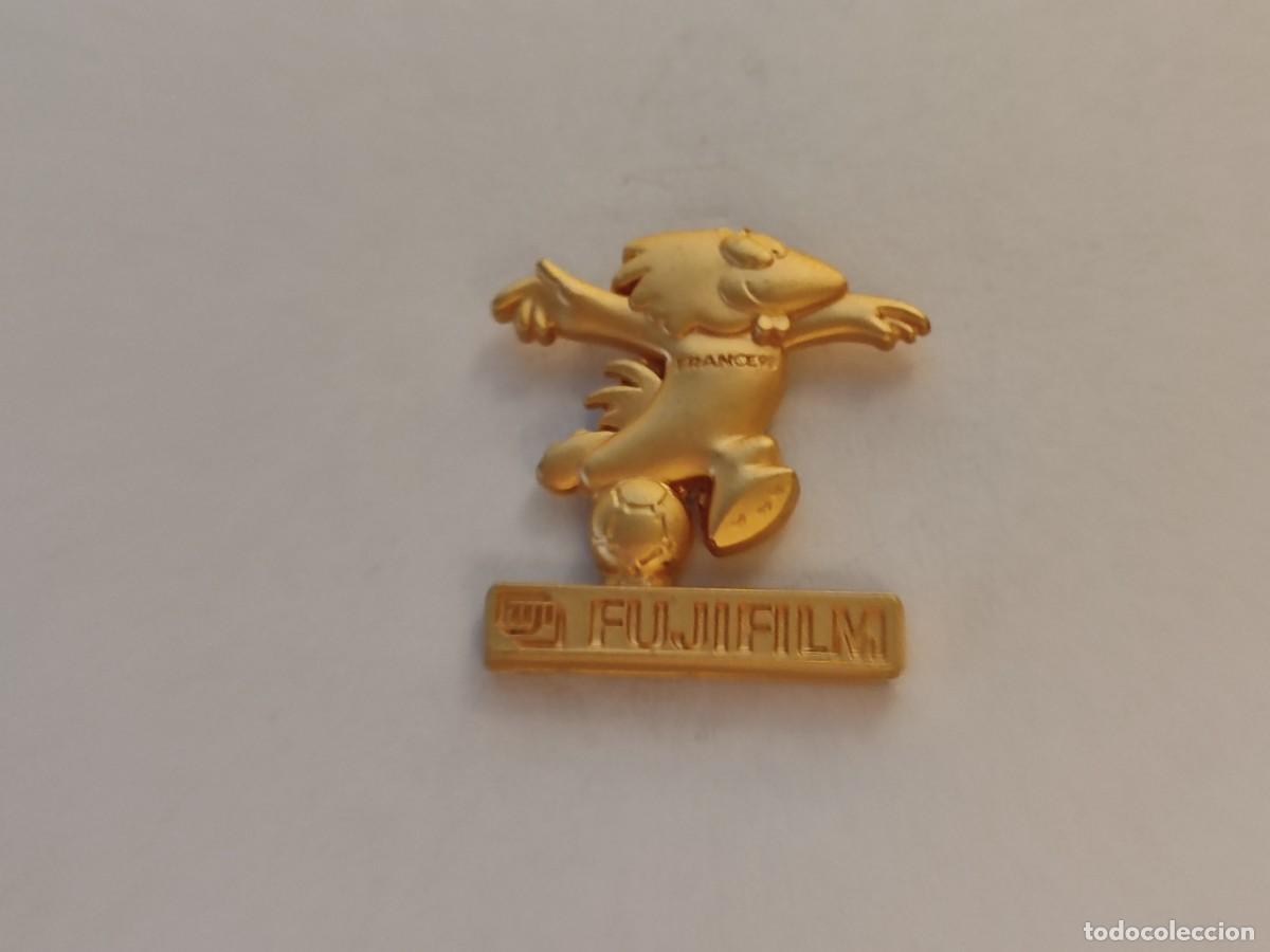 Coleccionismo deportivo: PIN MASCOTA FOOTIX, MUNDIAL FUTBOL FRANCIA 98-FUJIFILM