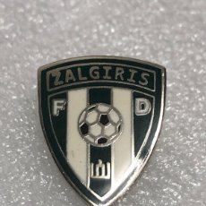 Coleccionismo deportivo: LITUANIA INSIGNIA PIN BADGE FUTBOL FOOTBALL CLUB FD ŽALGIRIS VILNIUS