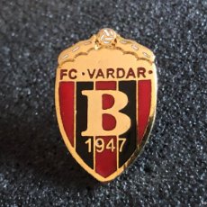 Coleccionismo deportivo: MACEDONIA INSIGNIA PIN FUTBOL FOOTBALL F.C. VARDAR