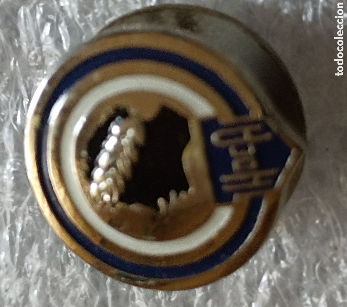 Coleccionismo deportivo: PIN FUTBOL OJAL, H&Eacute;RCULES ESCUDO A&Ntilde;O 1942, ESMALTADO, PLATEADO