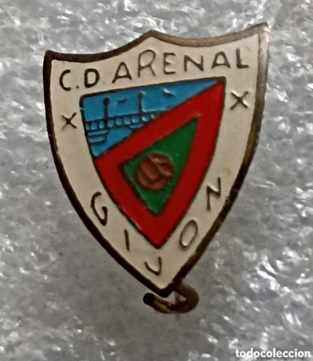 Sports collectibles: PIN FUTBOL INSIGNIA, C.D. ARENAL, GIJ&Oacute;N