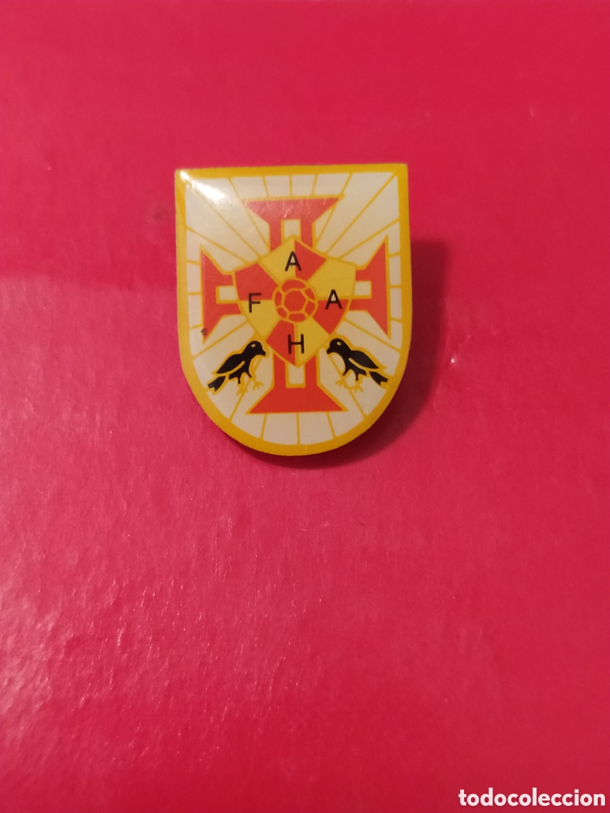Colecionismo desportivo: PINS DE F&Uacute;TBOL. ASS. F&Uacute;TBOL DE ANGRA DO HERO&Iacute;SMO. PORTUGAL