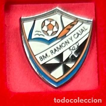 Coleccionismo deportivo: Pin de futbol del Club BM Ramon y Cajal Ceuta
