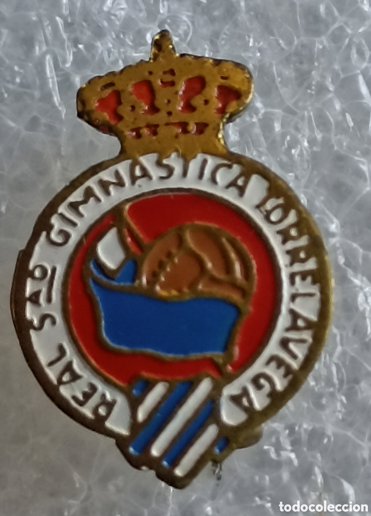 Sports collectibles: PIN FUTBOL INSIGNIA, GIMN&Aacute;STICA TORRELAVEGA
