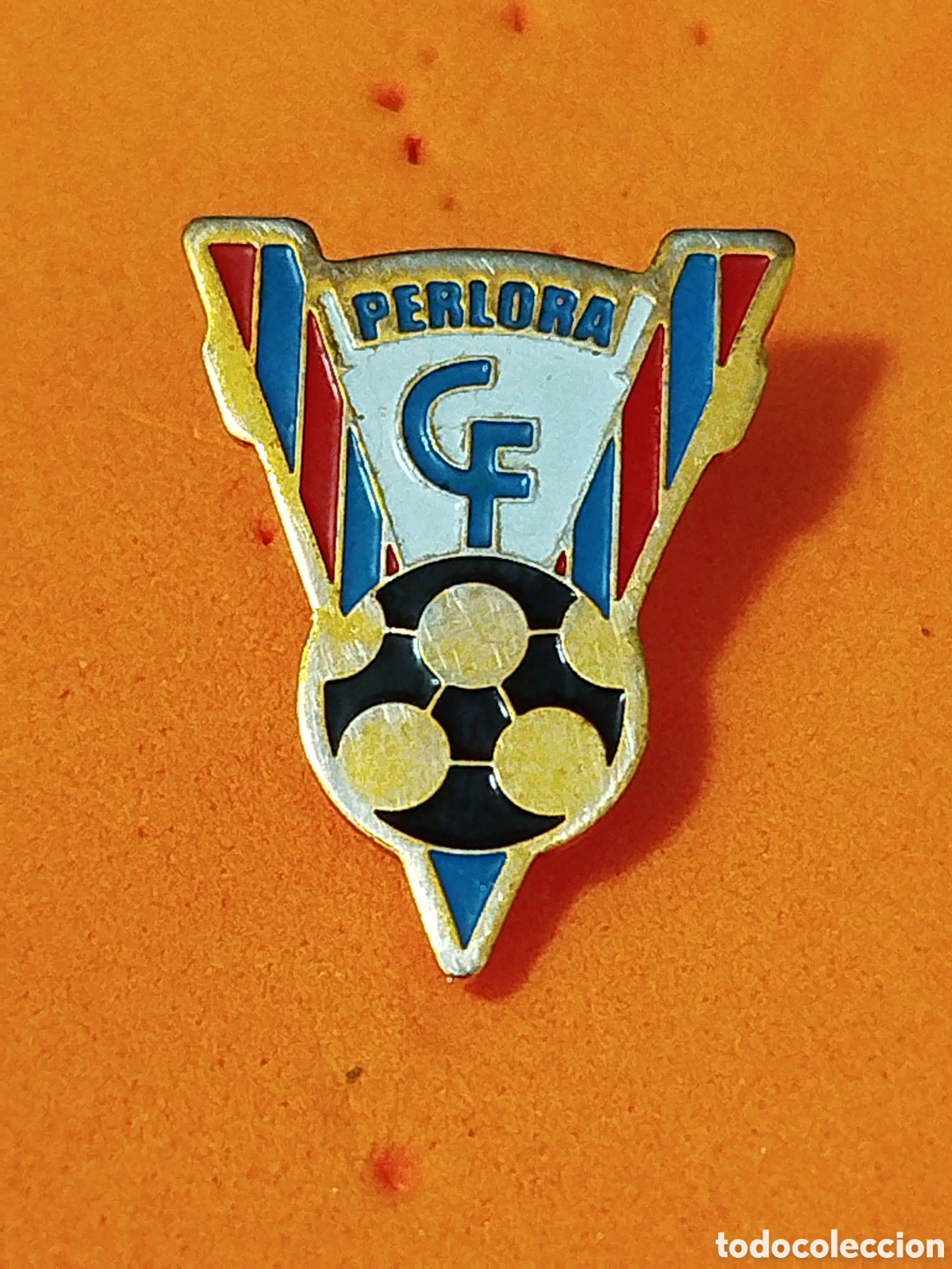 Coleccionismo deportivo: PINS DE FUTBOL CF VICTORIA de PERLORA .PERLORA ASTURIAS