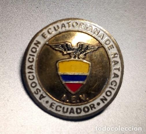 Coleccionismo deportivo: ANTIGUA INSIGNIA ALFILER ASOCIACION ECUATORIANA DE NATACION ECUADOR