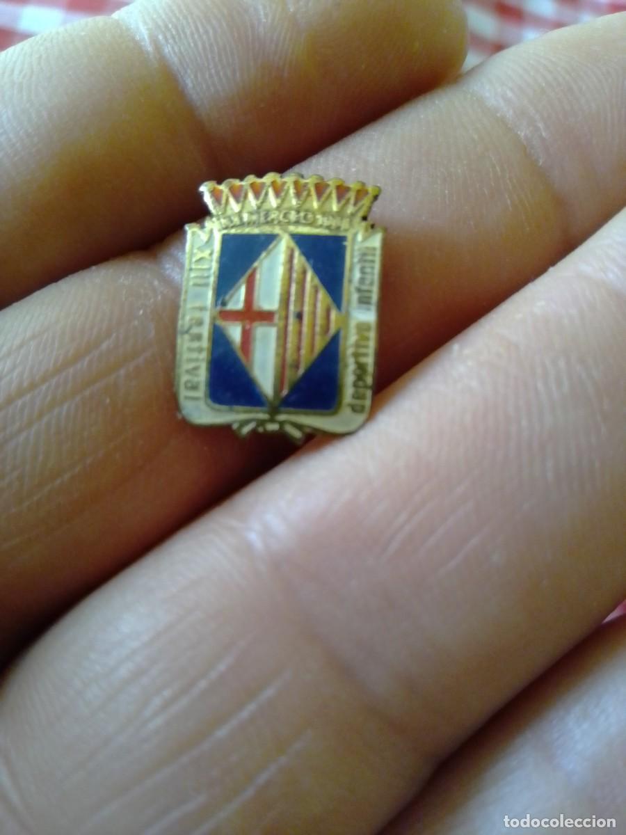 Coleccionismo deportivo: INSIGNIA ANTIGUA F&Uacute;TBOL XIII FESTIVAL DEPORTIVO INFANTIL FIESTAS DE LA MERCED PINS